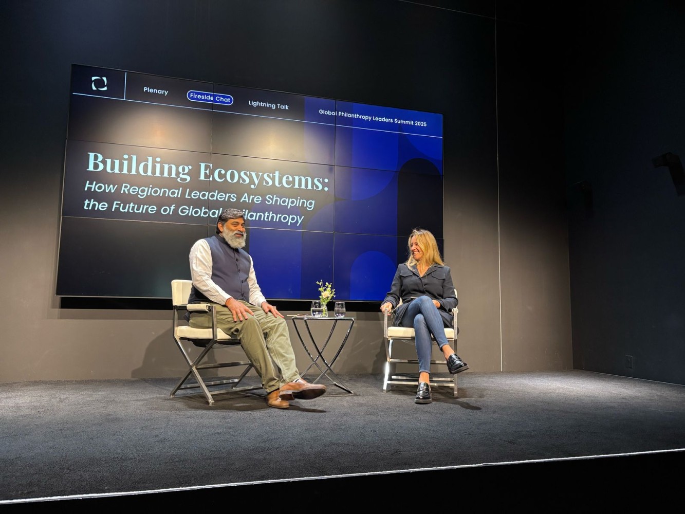 Deval Sanghavi e Luiza Nascimento na mesa Building Ecosystems How regional leaders are shaping the future of global philanthropy.